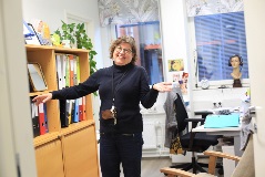 Kuvassa Eija Vironen-Forsstr&#246;m katsoo kameraan ja hymyilee
