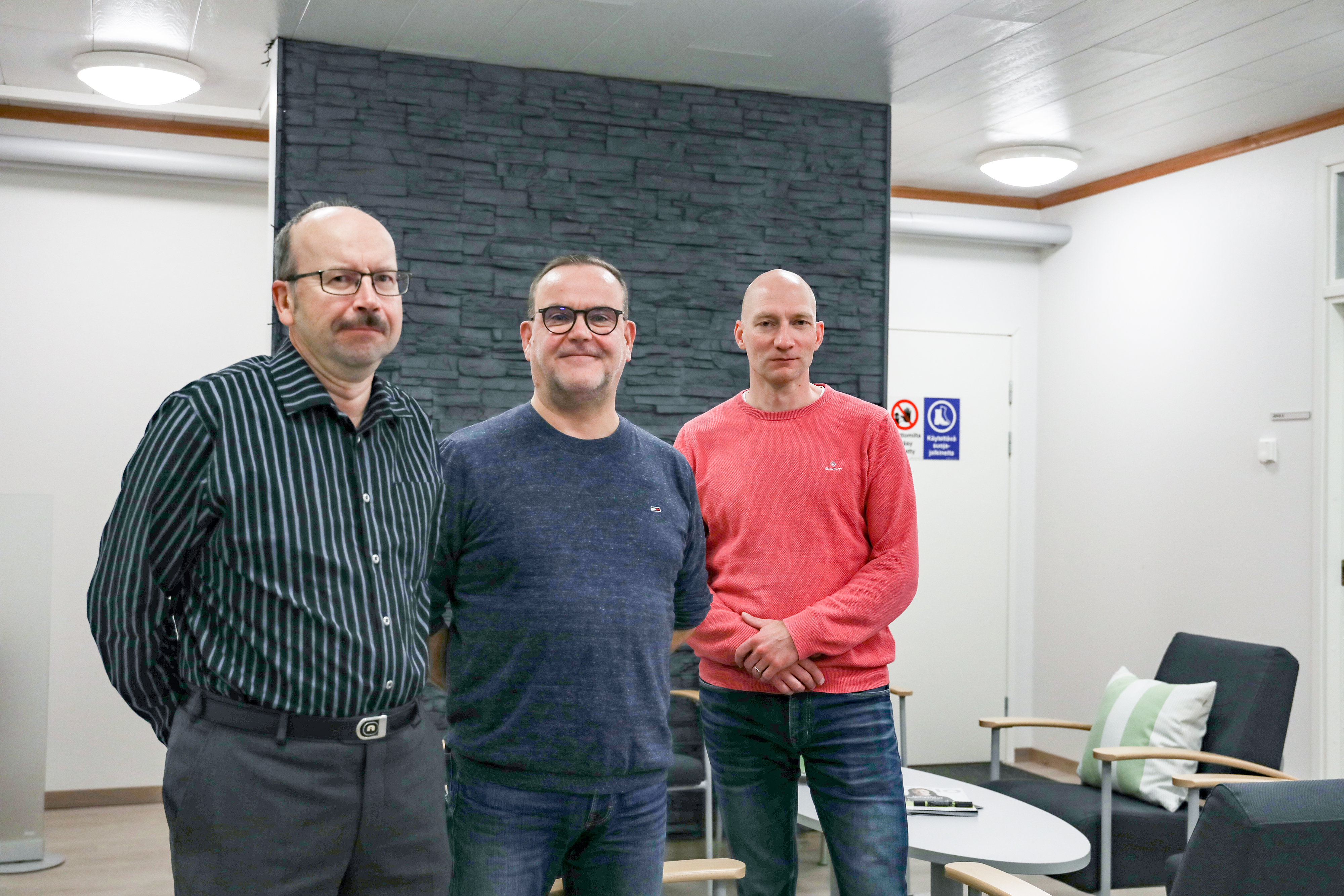 Kuvassa valmennukseen osallistuneet Apex Automationin Matti Pajukangas, Mika Kangas ja Pasi Kiuru.