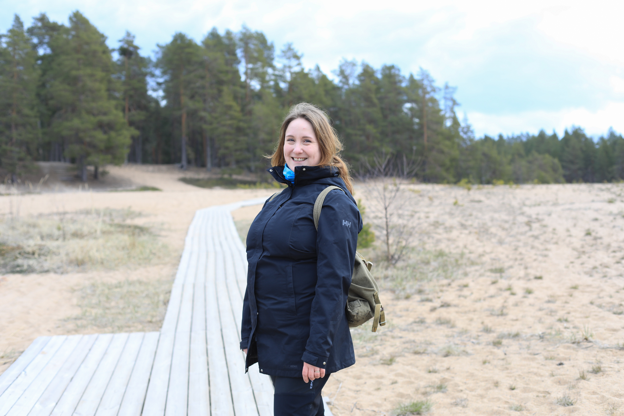 Anne-Mari luontopolun pitkospuilla. 
