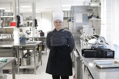 Eveliina Karjalainen opetuskeittiössä.