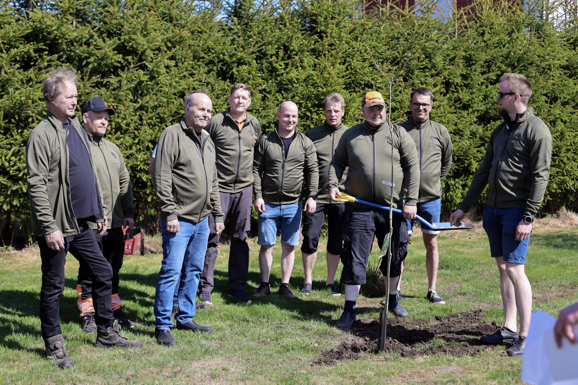 Kannuksen metsätiimi istuttamassa palkintopuuta.