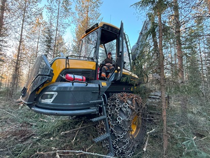 Niklas metsäkoneen kyydissä.
