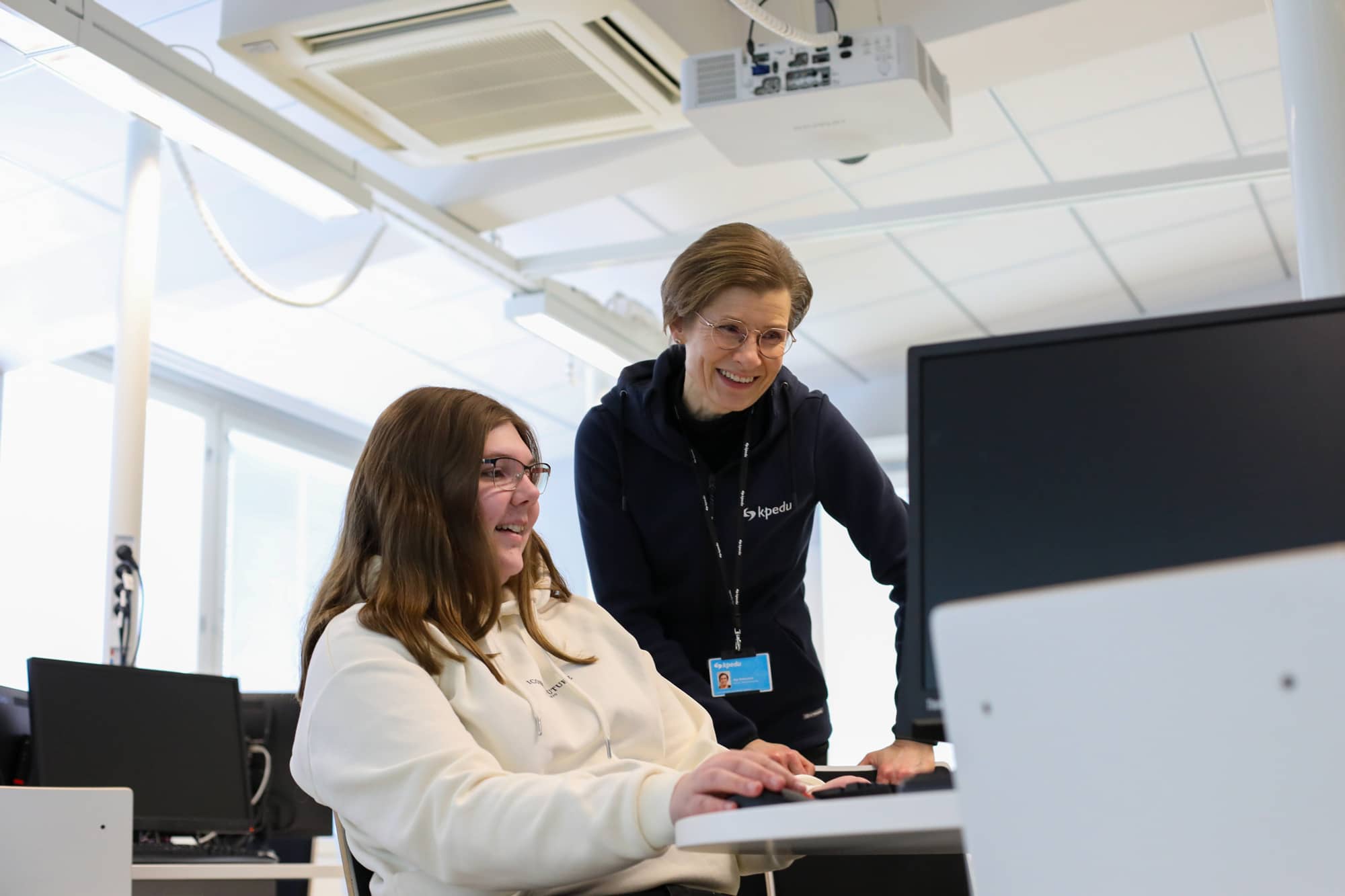 opiskelijatarina-jonna-taitaja-4R6A9699 Lehtori Aija Peltoniemi ja Taitaja-finalisti Jonna Maanselkä