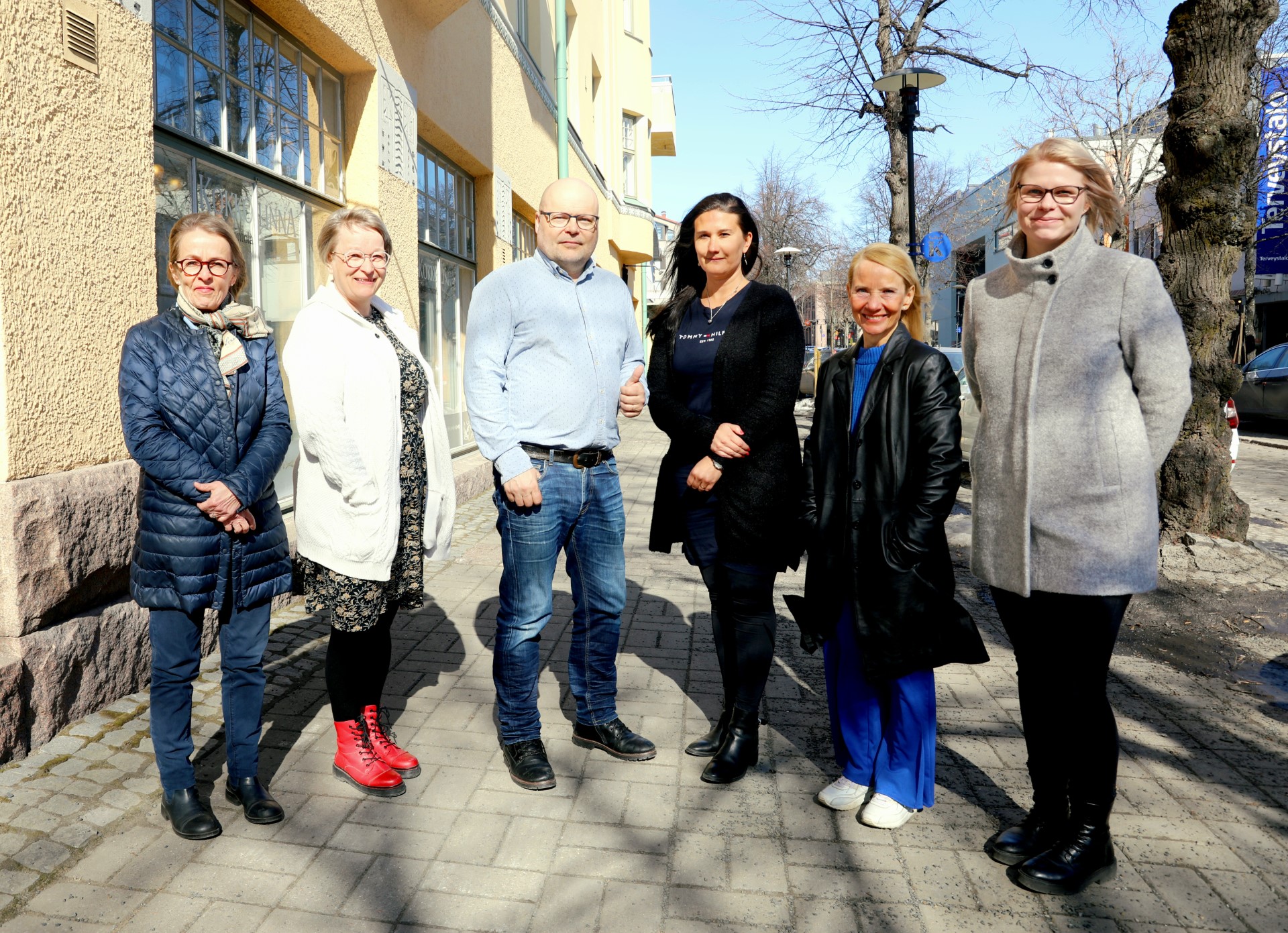 kv-tiimin kuva Kuvassa poseeraa Kpedun kansainvälisyystiimi.