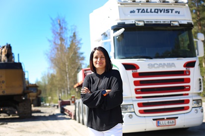Kuvassa Gina Tallqvist Ab Tallqvist Oy:n pihamaalla. Taustalla kuljetuskalustoa.