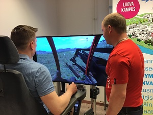 Komatsu_simulaattori Komatsu metsäkonesimulaattori ja opettaja Joonas Tuikkanen
