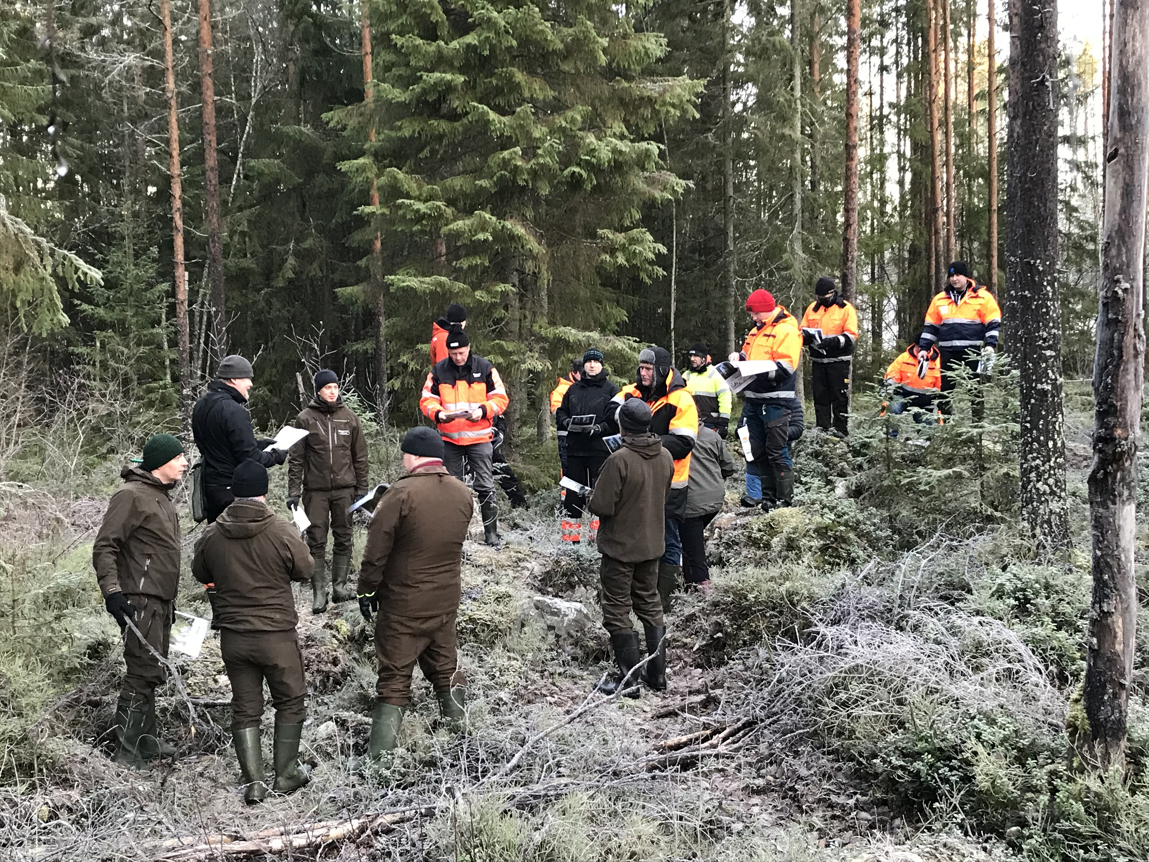 Kpedun ja Sedun opettajat metsässä koulutusta kuuntelemassa