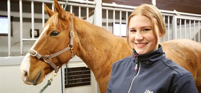 Iina Leponiemi opiskelee hevostenhoitoa