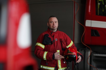 Jani Hohenthal palomiehen työvaatteissaan