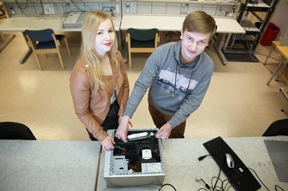 Kuvassa opiskelijat tekemässä asennusta tietokoneeseen
