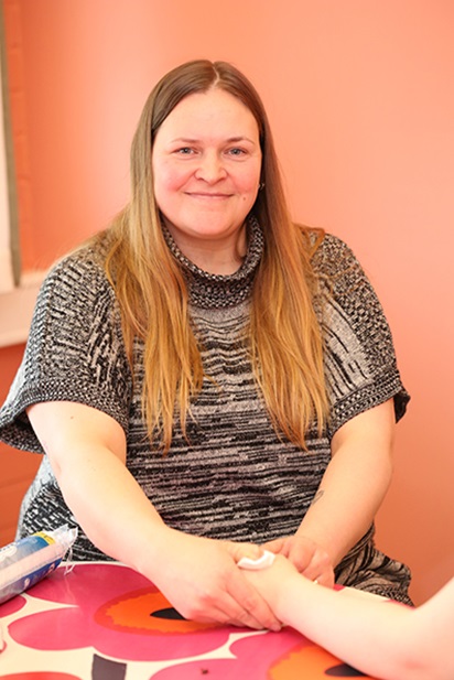 Johanna Mäkelä tekemässä akupunktiota