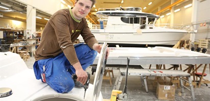 Niklas Tyynismaa työskentelee veneenrakentajana