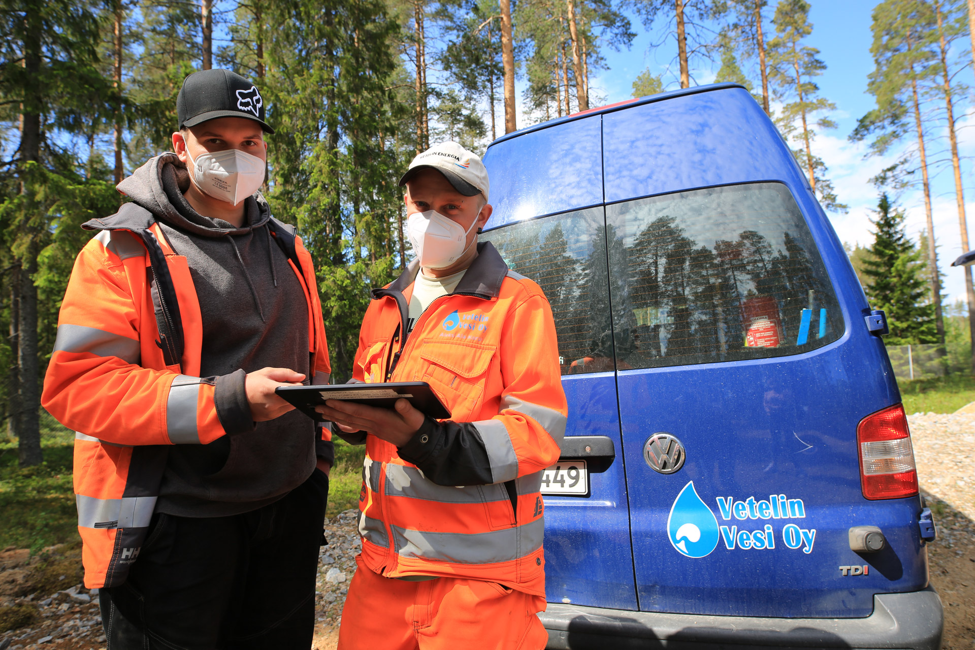 Kuvassa Ala-Korpi ja Ruuhinen poseeraavat Vetelin veden auton edustalla kesäisessä säässä. 