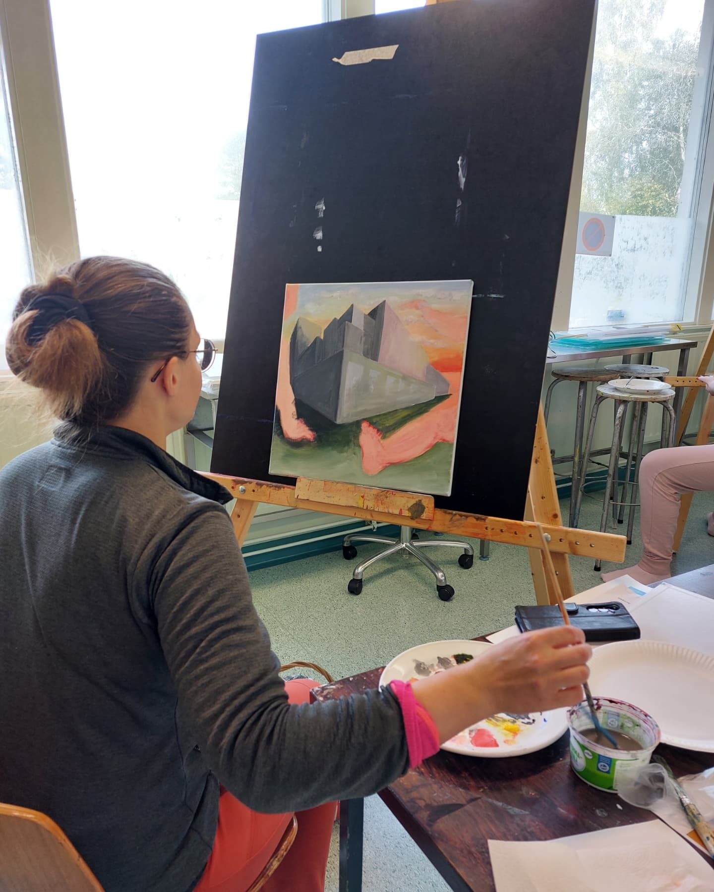 Kälviä Artsin opiskelija maalamassa.