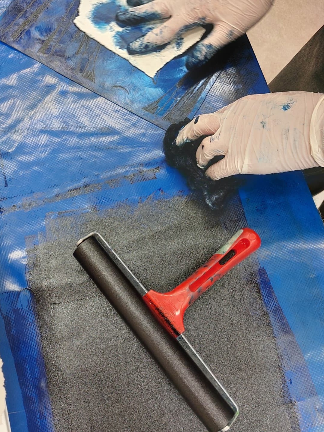 Esittävän taiteen opiskelijoita näyttämöllä harjoittelemassa