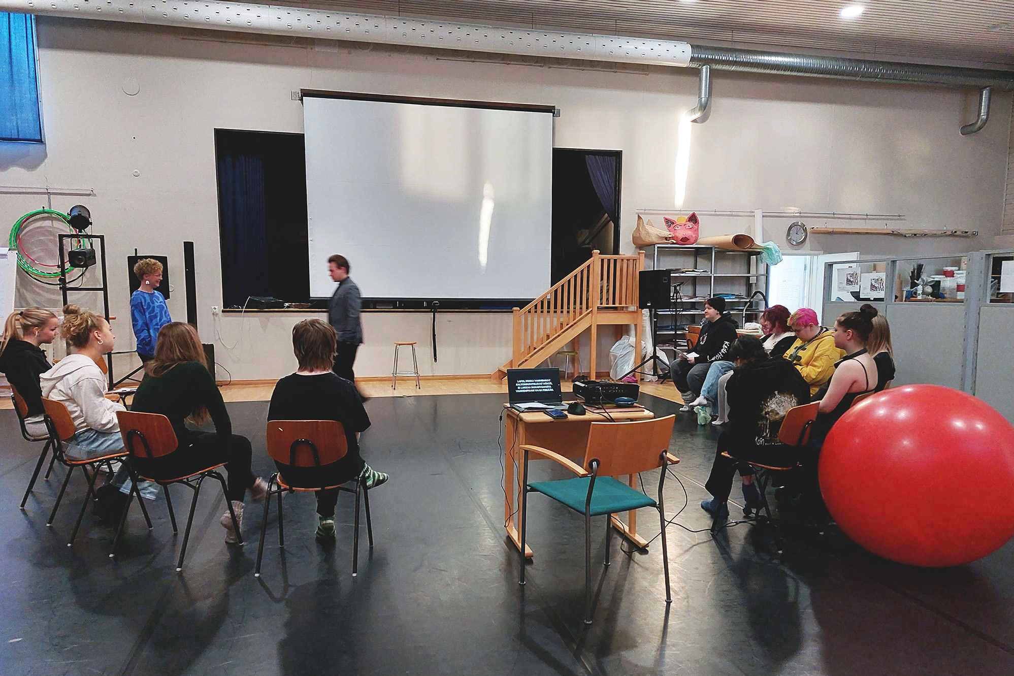 Yhteiset opinnot Kälviä Arts -linjan opiskelijoita luovassa opetustilassa.
