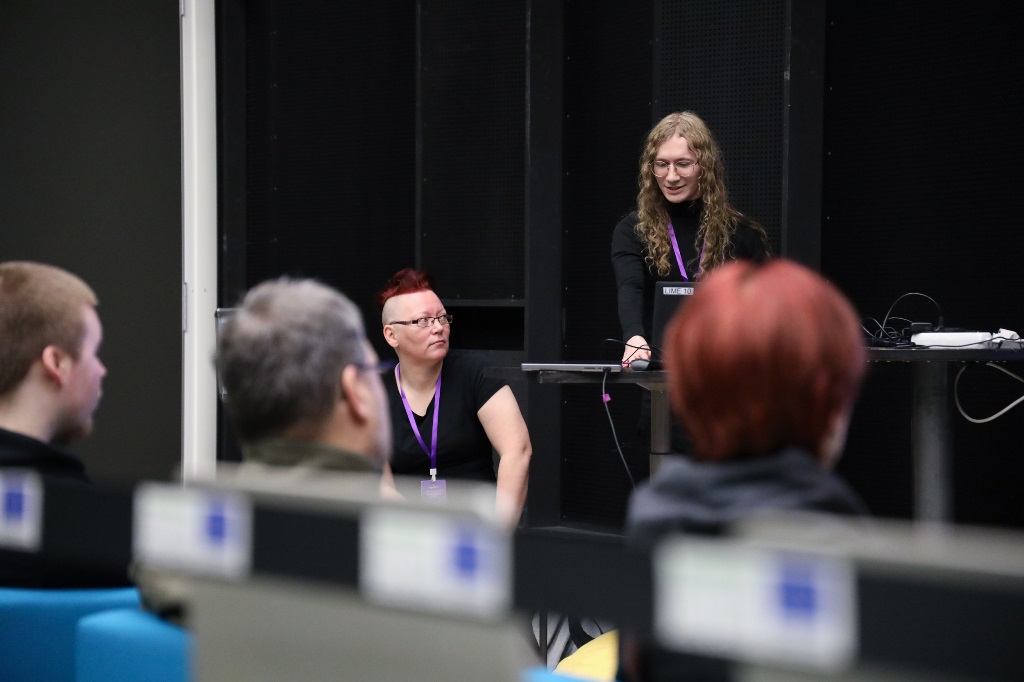 Marisa ja Jennifer pitämässä esitelmää. 