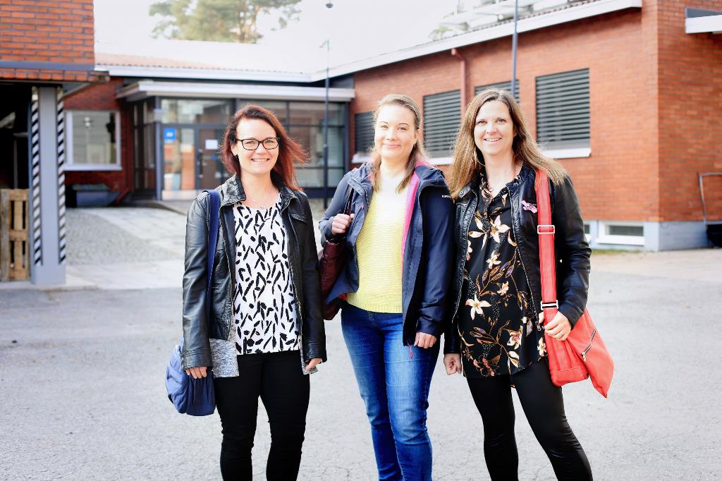 Kuvassa liiketoiminnan perustutkinto-opintoja suorittavat opiskelijat poseeraavat ulkona koulun pihalla seisten.