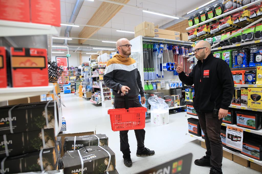 Kuvassa liiketoiminnan ammattitutkinto-opiskelija Ville Virkkunen asiakaspalvelutyössä ohjeistamassa Kyösti Huhtalaa Kokkolan Puuilossa.
