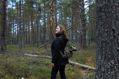 Anne-Mari metsäpolulla.