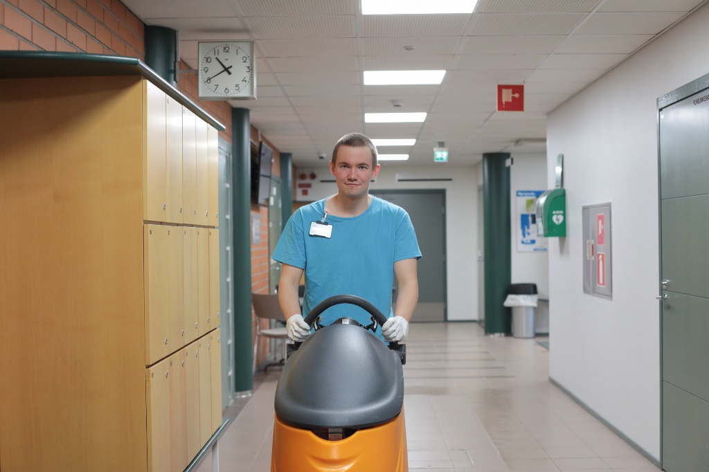 Arttu ajamassa yhdistelmäkonetta.