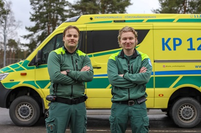 Ensihoitajat Jesse Salo ja Jalmari Säippä ambulanssin edessä
