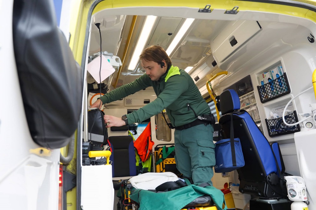 opiskelijatarina-ensihoidon-osaamisala-4R6A0264 ensihoitaja huoltaa laitteita ambulanssissa