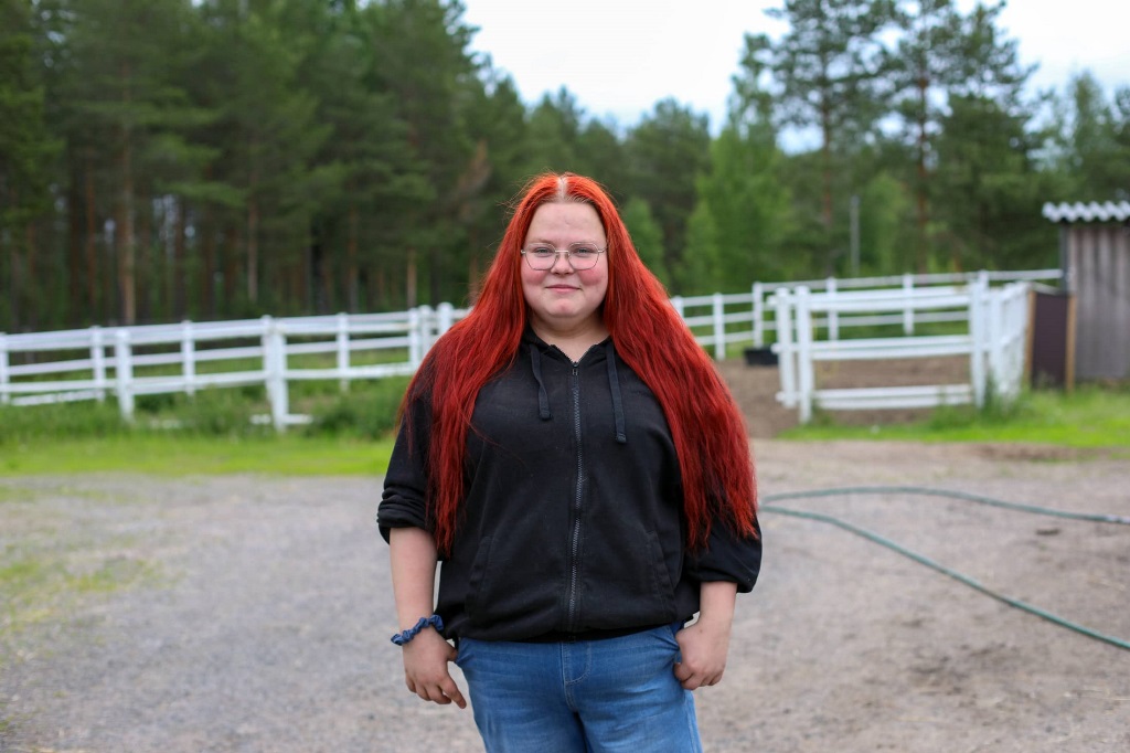 Iida Kivelä hevosaitauksen edessä