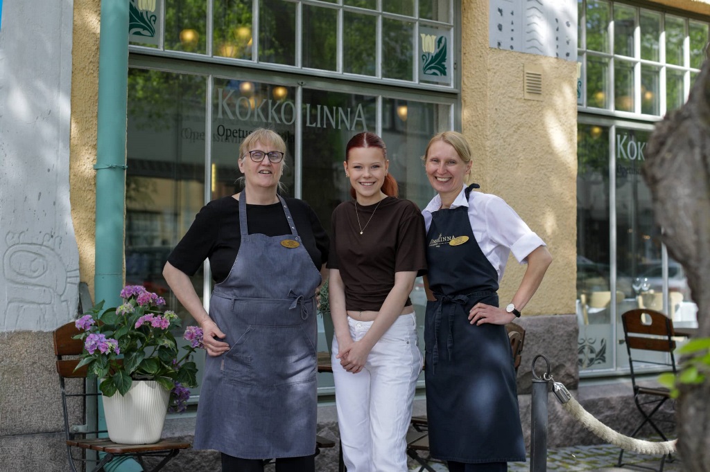 Riikka Myllymäki, Iina Kauppinen ja saija Uski Kokkolinnan edessä