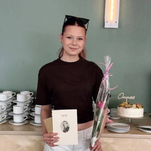 Iina Kauppinen pitelee Henrik Bitten -stipendiä