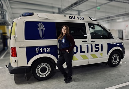 Paula Tavasti poliisiauton edessä.