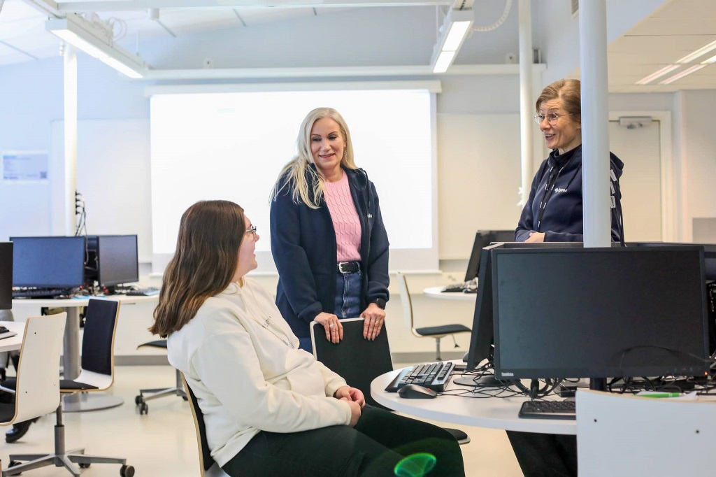 opiskelijatarina-jonna-taitaja-4R6A9722 Jonna saa opastusta lehtoreiltaan Aila Piispaselta ja Aija Peltoniemeltä.