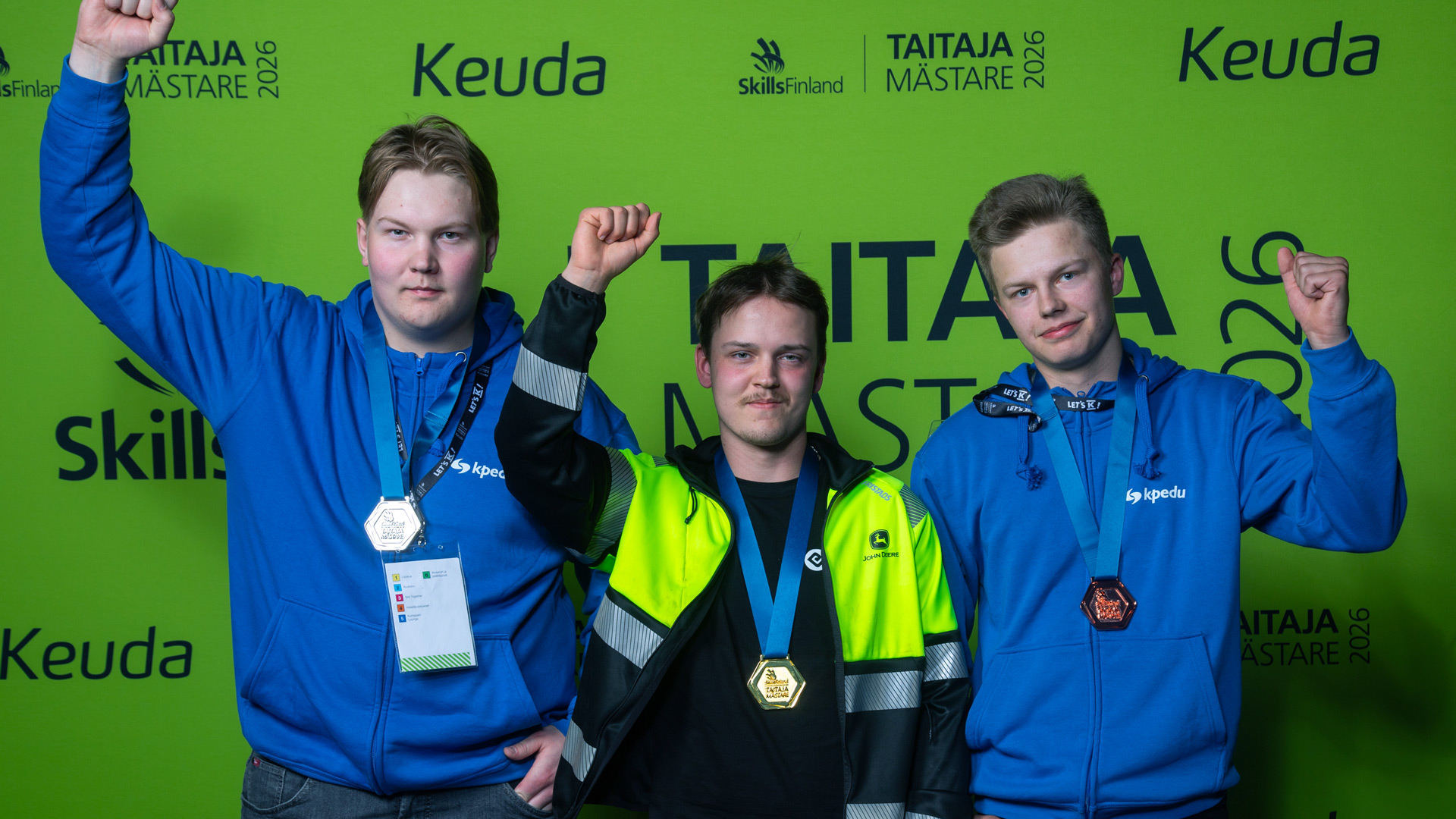 Taitaja-mitalistit Niko Mottisenkangas, Tuukka Lehtomäki ja Niilo Huuki.