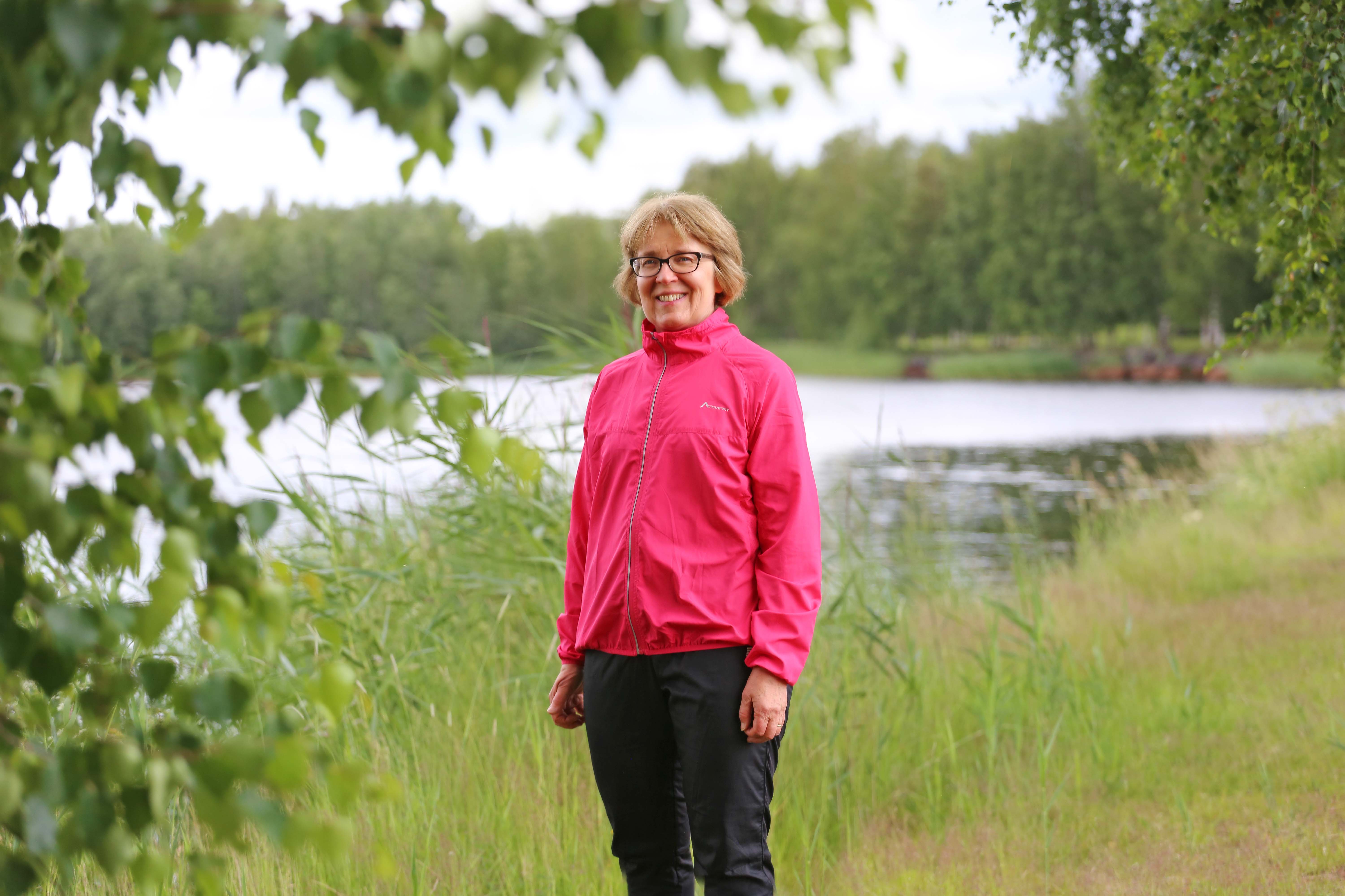 Kuvassa Liisa Sadeharju poseeraa ulkona lenkkelyasu päällään. 