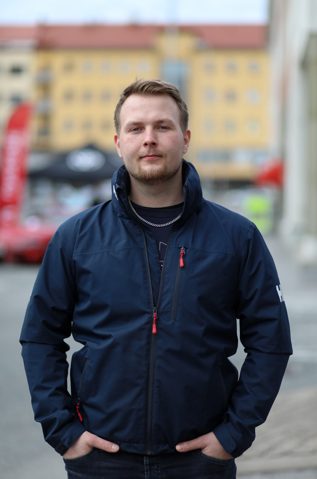 Kuvassa vuoden opiskelija Toni Salmela poseeraa ulkona kameralle.