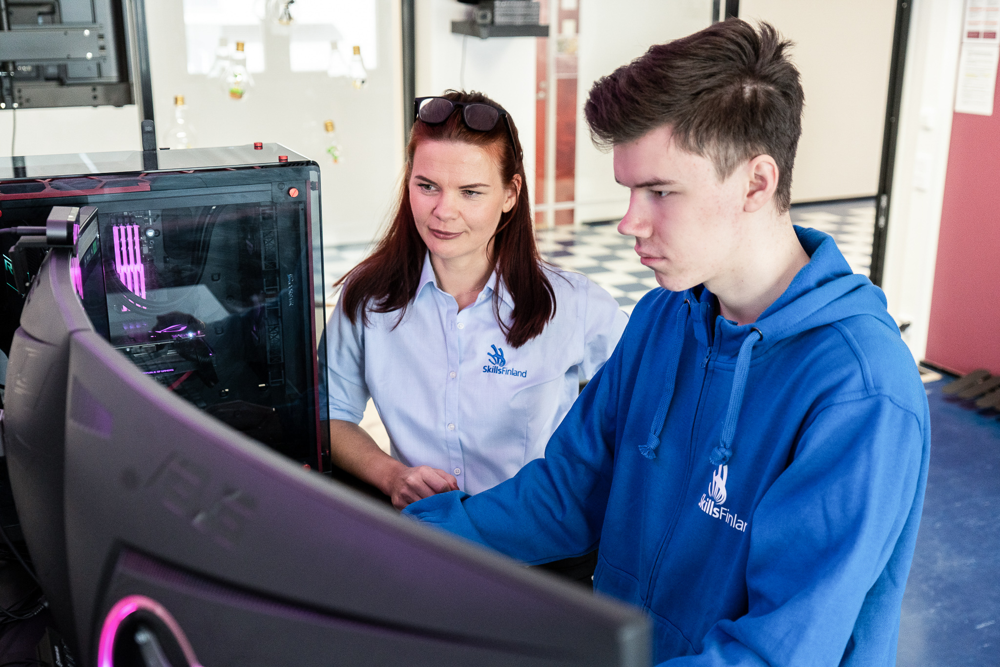 Kuvassa Kpedun entinen opiskelija Valtteri Verronen ja hänen World Skills -valmentajansa Margit Tennosaar työskentelevät tietokoneen edessä. 