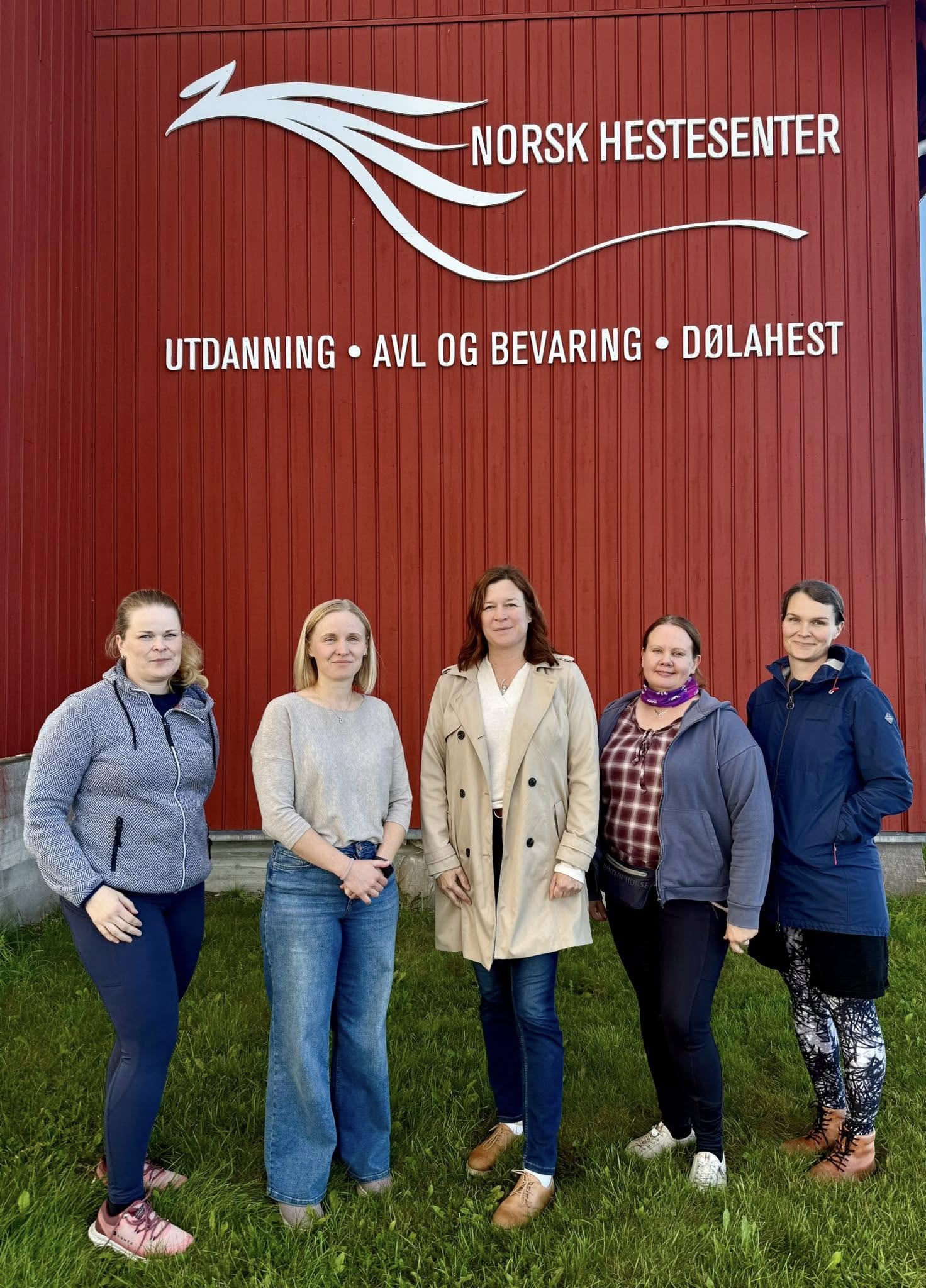 Kaustisen asiantuntijat Nors Hestesenterin kyltin edessä.