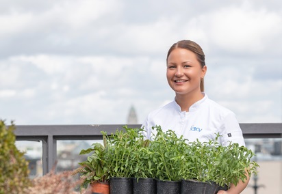 Adele Kinnunen työskentelee Savoy-ravintolassa