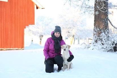 Aino Ronkainen koiran kanssa talvimaisemassa