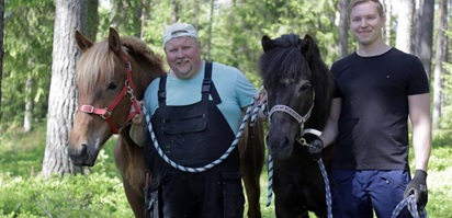 Juha Puurula ja Jimi Peltoniemi hevosten kanssa