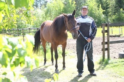 Jyri Koukkari hevosensa kanssa