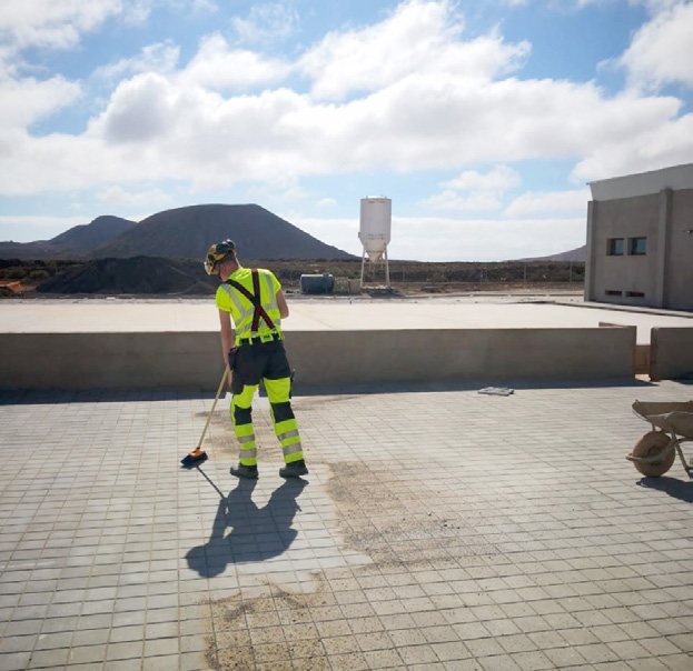 Opiskelija rakentamassa laatoitusta Espanjassa