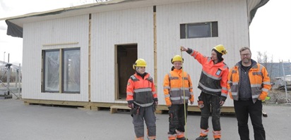 Opiskelijat ovat rakentaneet minitalon Pietarsaaressa