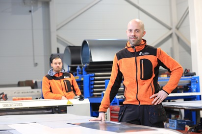 Kuvassa Rakennuspeltisepänliike Rönnkvistin yrittäjä Mikael Rönnkvist poseeraa tuotantohallissa.