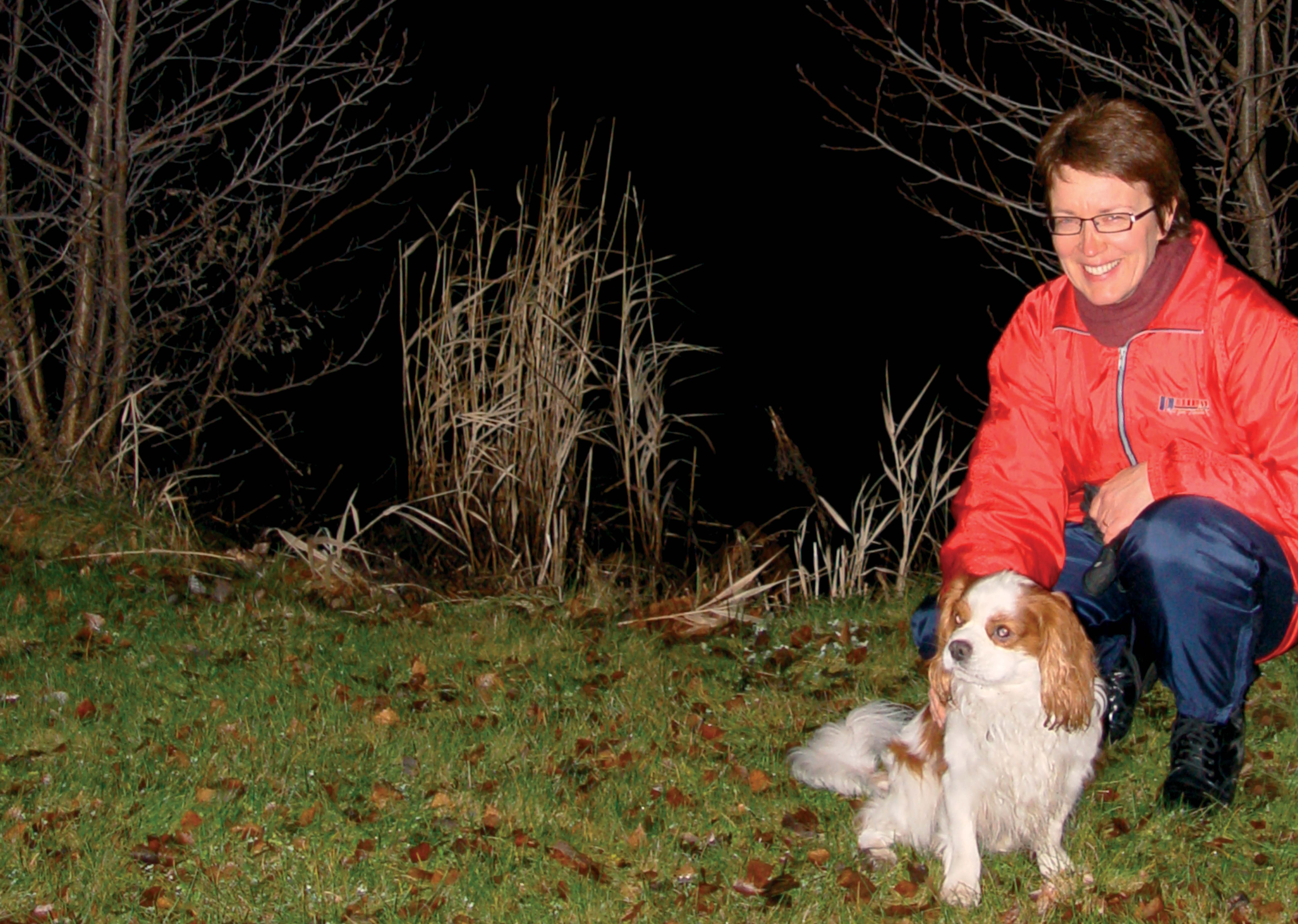 Kuvassa väistyvä yhtymäjohtaja Liisa Sadeharju poseeraa ulkona koiran kanssa. 