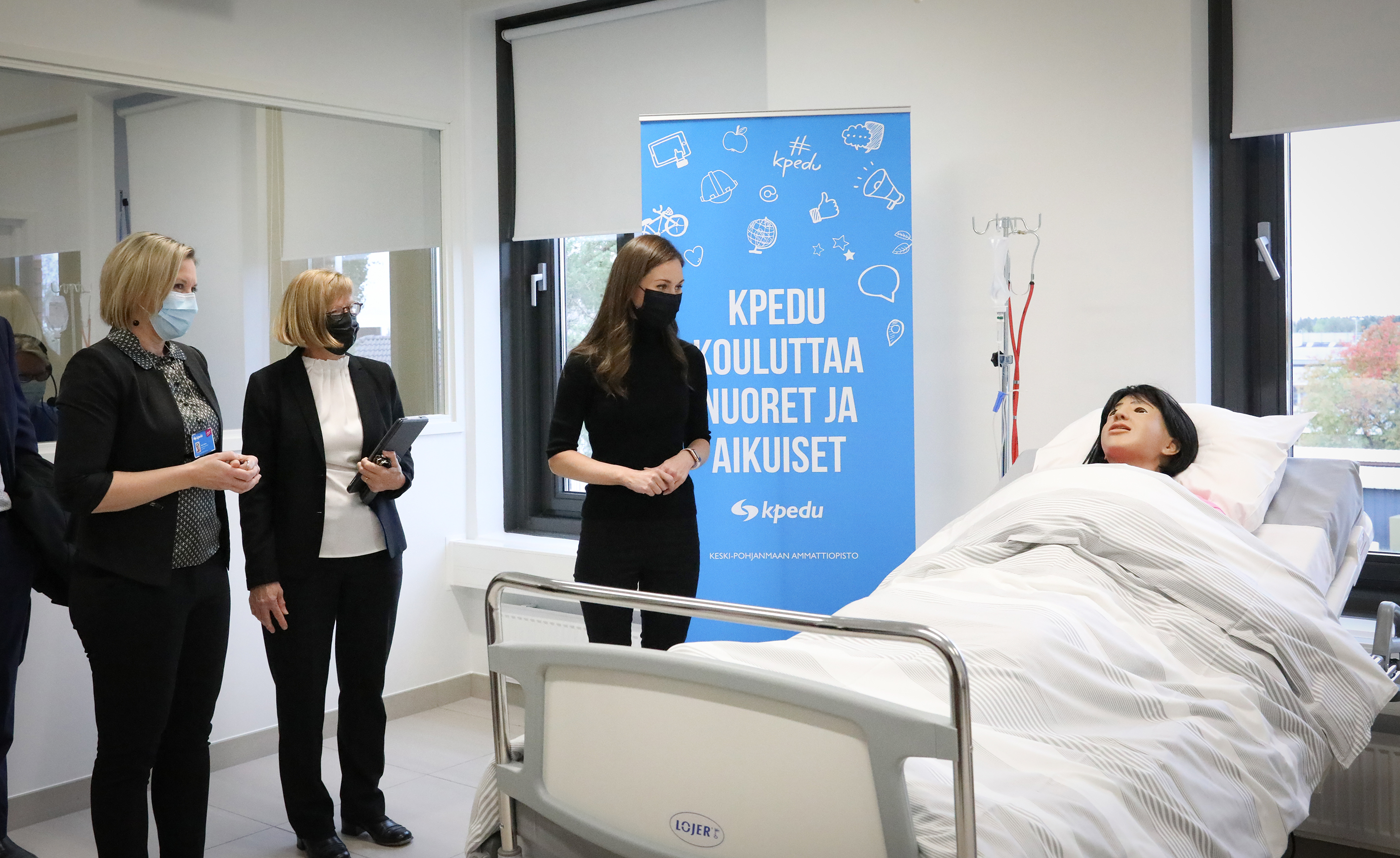 Pääministeri Sanna Marin tutustumassa hyvinvointialojen simulaatiotiloihin.