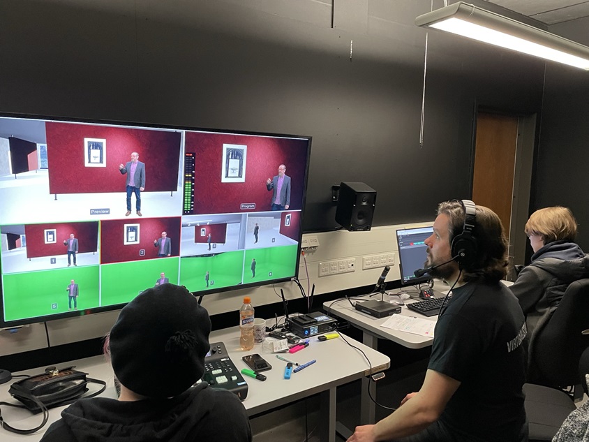Työryhmää virtuaalistudion monitorihuoneessa